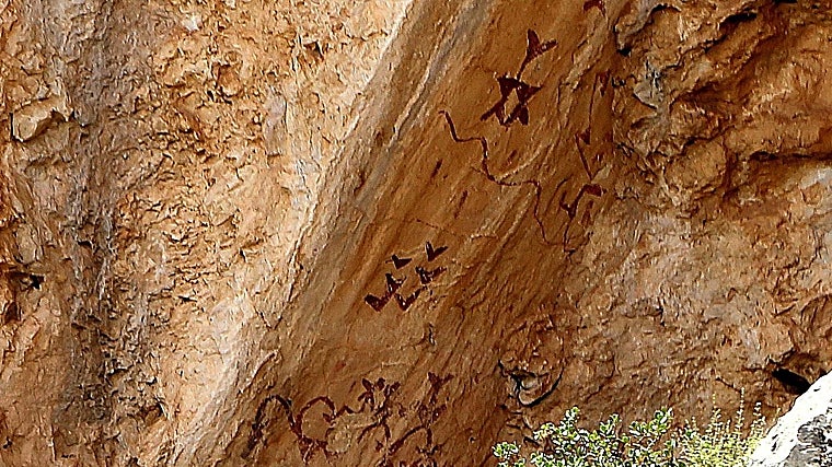 Pinturas rupestres en la cueva de los Letreros.