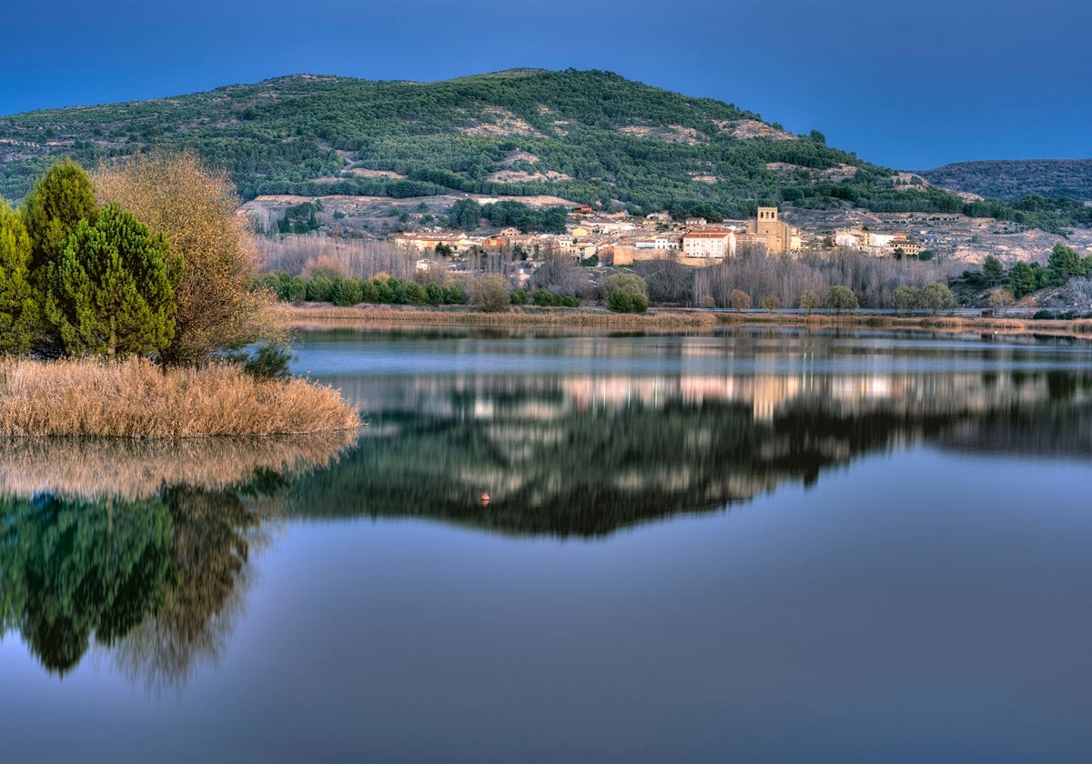 Imagen del pueblo de Pareja y de su lago