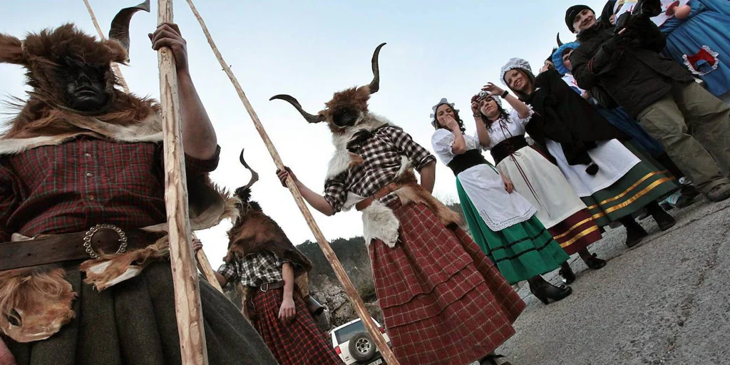 Personajes que parecen de la Edad Media: el carnaval que hay que ver en el Pirineo aragonés