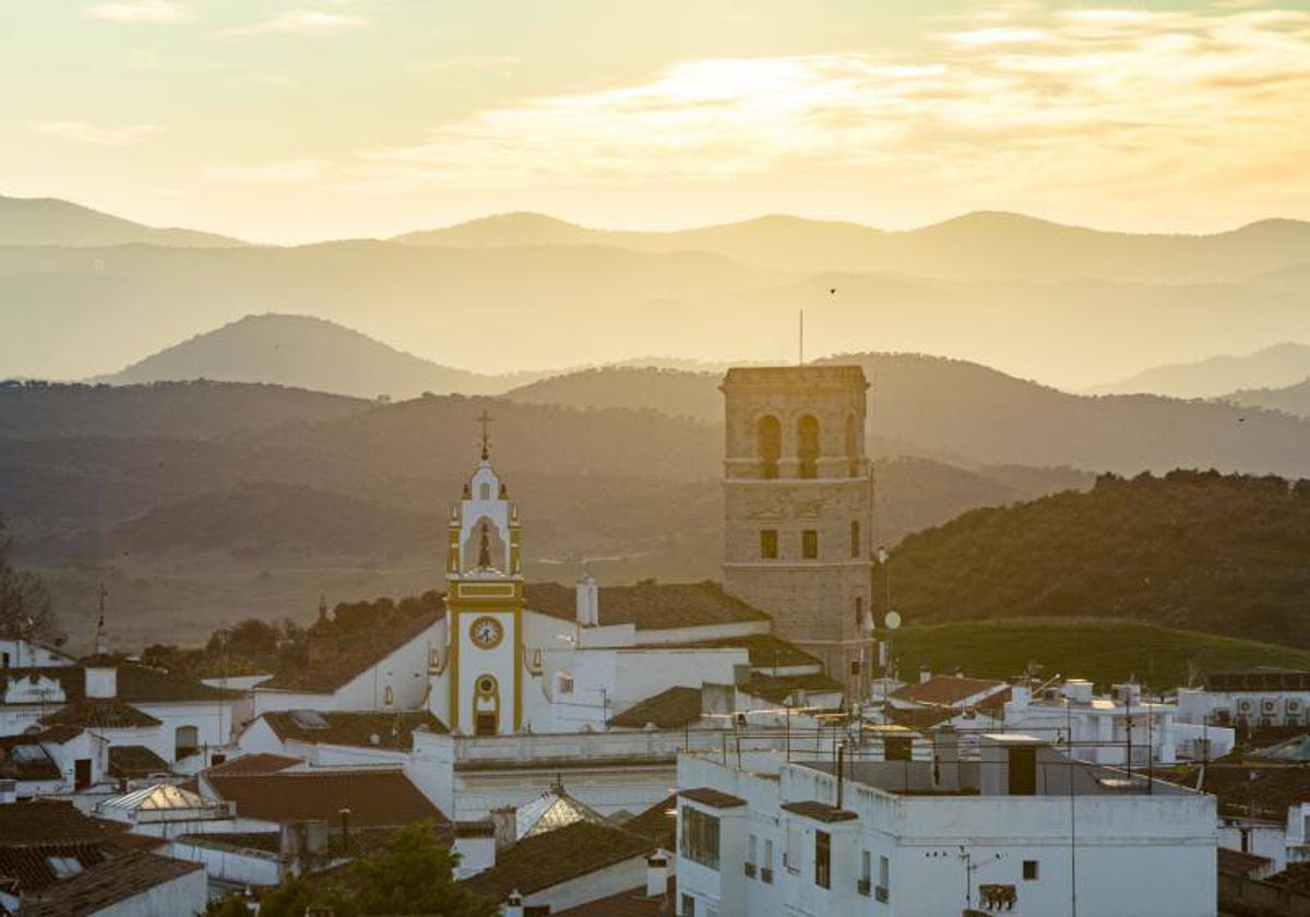 ¿Cuál es el pueblo más alto de la provincia de Sevilla y a cuántos metros se encuentra?