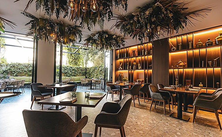 Imagen principal - El hotel Olom alberga el restaurante Ettu, bajo la tutela de los chefs gaditanos Álvaro Vela y Luis Callealta. Debajo, escena en el más casual Momento. Ambos tienen menús para perros, pues el hotel es 'pet friendly'.