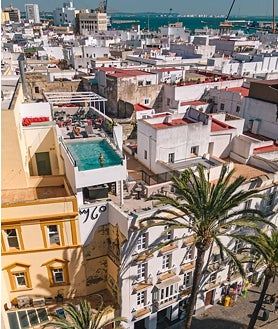 Imagen secundaria 2 - El hotel Olom está situado a los pies de la Catedral de Cádiz, en el casco histórico.