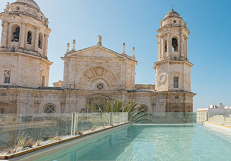 Vista desde la azotea y la piscina del hotel Olom, de Cádiz