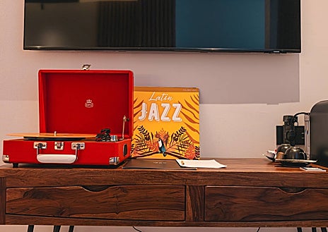 Imagen secundaria 1 - El hotel Olom está situado a los pies de la Catedral de Cádiz, en el casco histórico.