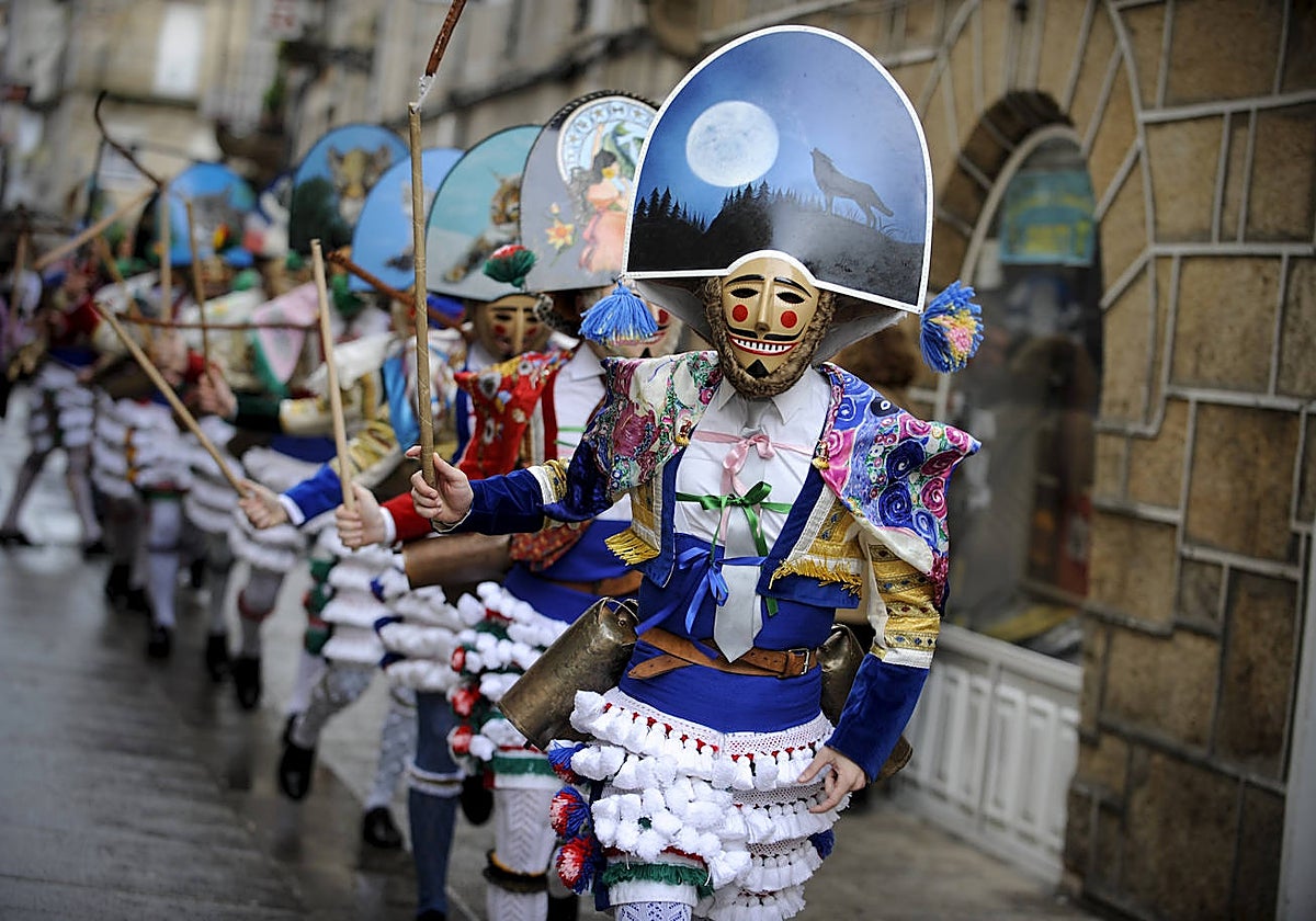 Un grupo de cigarróns en las calles de Verín (Orense)