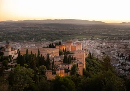 Los tres destinos andaluces que recomienda Renfe para hacer una escapada romántica en tren por San Valentín
