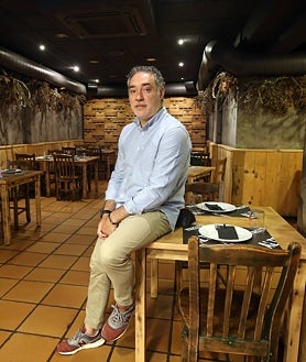 Imagen secundaria 2 - En la foto superior, Casa Chema, en las afueras (El Cordial, El Caleyo), donde la guisandera Joaquina Rodríguez elabora una de las mejores fabadas de Asturias. Sobre estas líneas, la Confitería Rialto y la sidrería Alterna