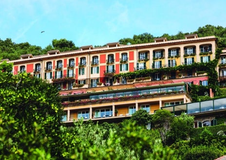 Imagen secundaria 1 - La ruta París-Portofino se realizará en principio una vez al año, en esta ocasión en junio. Se trata de una propuesta especialmente lujosa, con dos noches de alojamiento en el hotel Splendido (sobre estas líneas) y la participación del chef Jean Imbert.