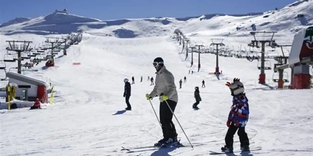 Diez consejos para empezar a esquiar en Sierra Nevada sin arruinarte en el intento