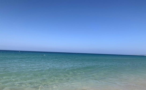 Aguas cristalinas de la playa de la Serena en Roquetas de Mar (Almería)