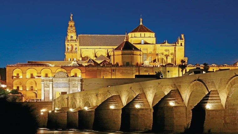 Panorámica de la zona patrimonio, con la Mezquita-Catedral, la Puerta y el Puente Romano de Córdoba.