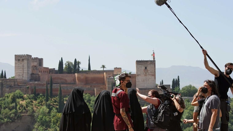 Uno de los momentos del rodaje de 'La Unidad' frente a la Alhambra de Granada.