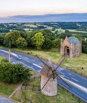 Imagen secundaria 2 - En la foto superior, la Abadía de San Pedro de Maillezais. Sobre estas líneas, a la izquierda, Fontenay-le-Comte, capital de Vendée hasta principios del siglo XIX y escenario de algunas de las batallas que los campesinos ganaron en la guerra. A la derecha, Mont des Alouttes. Los campesinos utilizaron estos molinos para comunicarse.