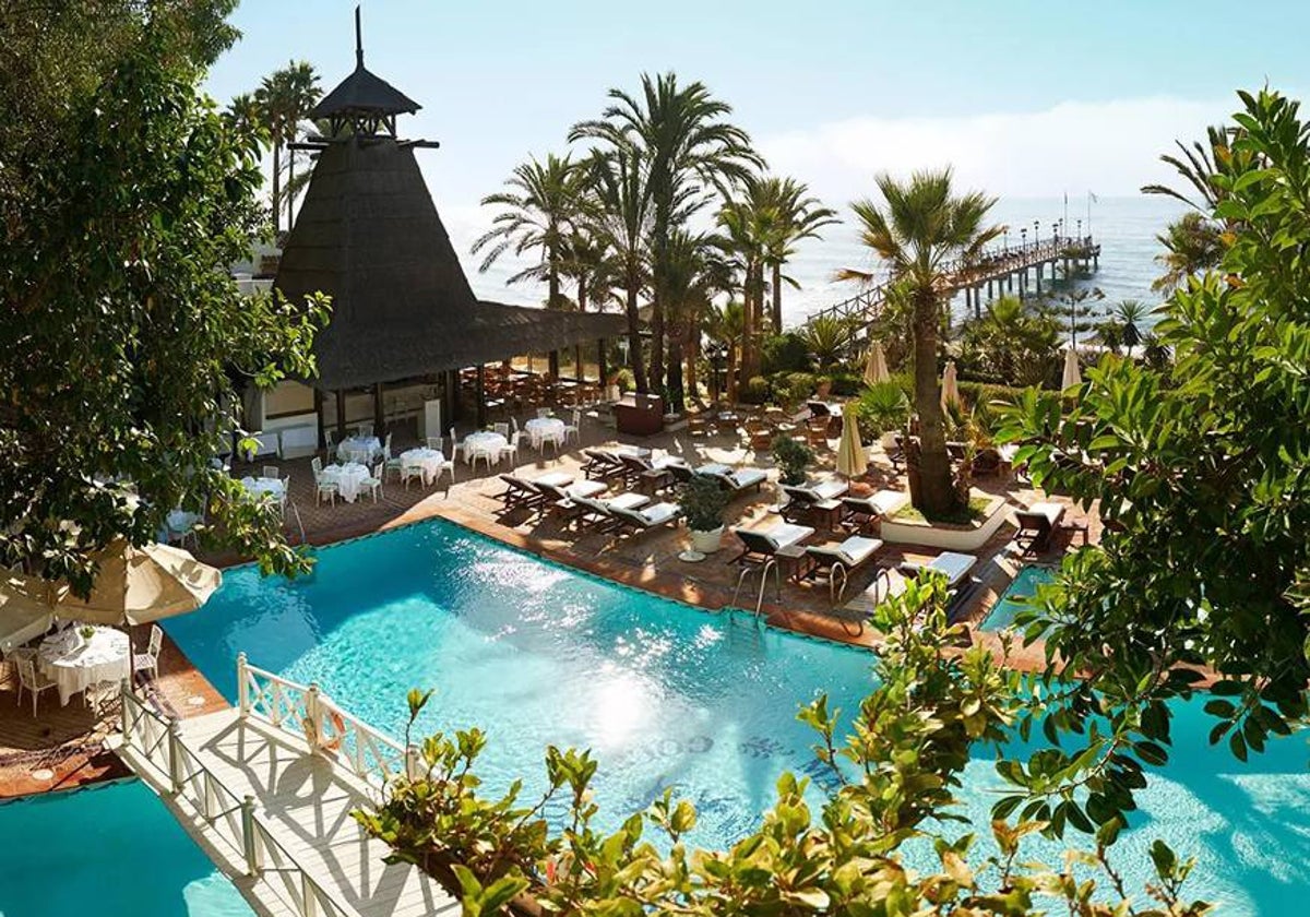 Imagen de la zona de piscina de un hotel en la Costa del Sol