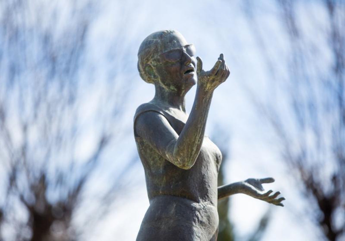 Monumento a 'La Niña de la Puebla', cantaora de flamenco, en su localidad natal