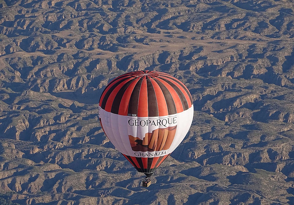 Un globo sobrevolando las llamadas badlands españolas