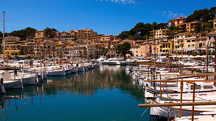 Imagen del puerto del pueblo de Sóller