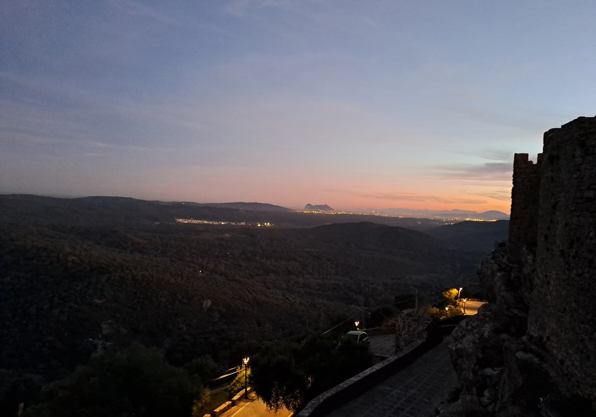 Atardecer en el Campo de Gibraltar, con el peñón al fondo, desde el castillo de Castellar de la Frontera