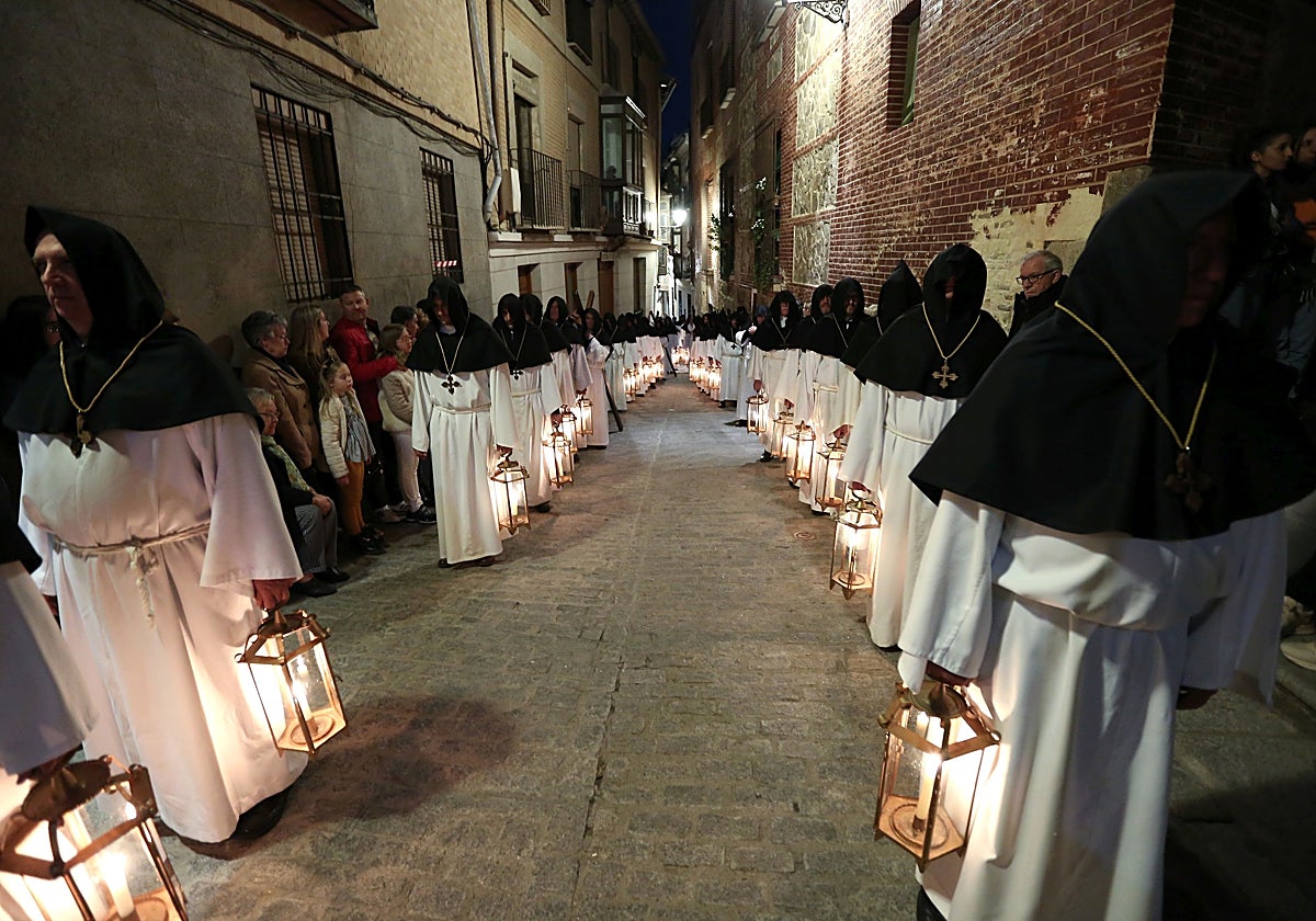 El silencio, el recogimiento y el canto del Miserere arropan al Capítulo de Caballeros Penitentes del Cristo Redentor por la zona conventual de los cobertizos