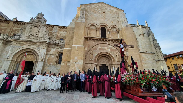 El Desenclavo, uno de los actos del Sábado Santo que transcurre a los pies de San Isidoro