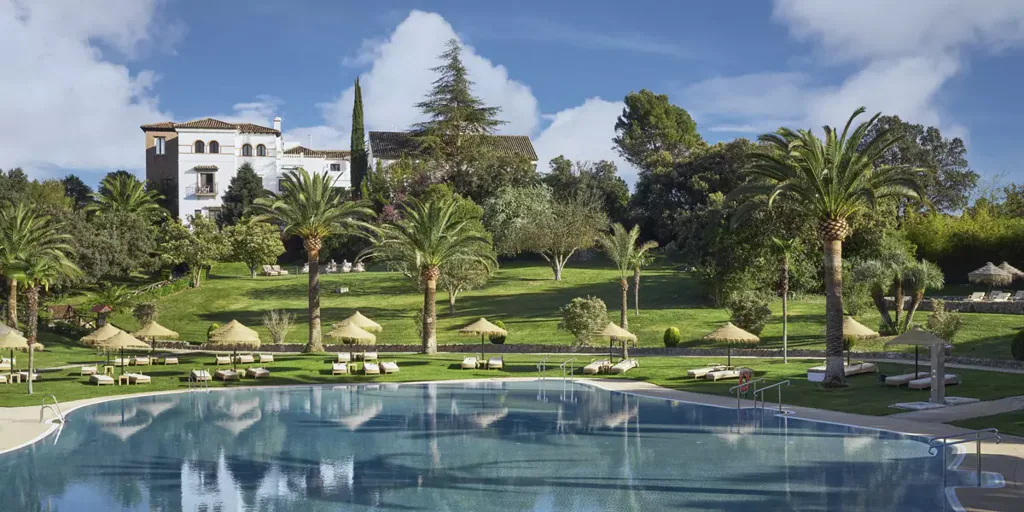 Hotel La Bobadilla, una joya arquitectónica en la Sierra de Loja donde sumergirse en el lujo y la serenidad