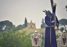 El pueblo de Sevilla que recrea la Pasión de Cristo con la conmovedora subida al monte Calvario
