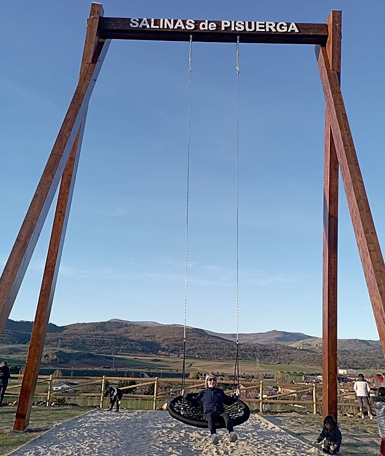 Los primeros usuarios del nuevo columpio de Salinas de Pisuerga, en la provincia de Palencia