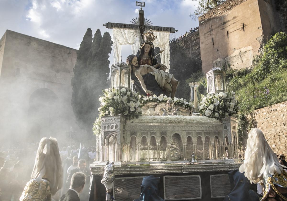 El paso de la Cofradía de Santa María de la Alhambra, bajandno desde la fortaleza nazarí