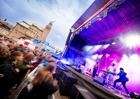 Imagen secundaria 1 - Cada año, el puerto de Hamburgo celebra su fundación con una gran fiesta, que en esta ocasión ofrece un nutrido programa a partir del 9 de mayo.