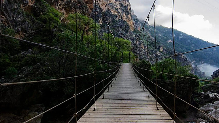Uno de los puentes colgantes que hay que atravesar; aunque pueda parecerlo, no es nada peligroso