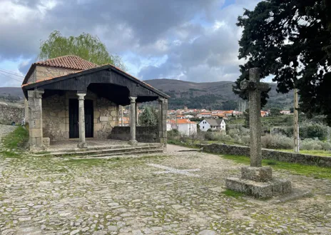 Imagen secundaria 1 - Plaza Mayor, ermita de la Cruz Bendita y mural donde se puede leer la lengua propia A fala