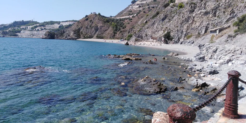 Cinco playas escondidas en la costa de Granada donde disfrutar del paraíso en la tierra