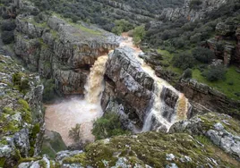 Más de 2.000 turistas en un pueblo de 500 vecinos: una cascada en estado apoteósico