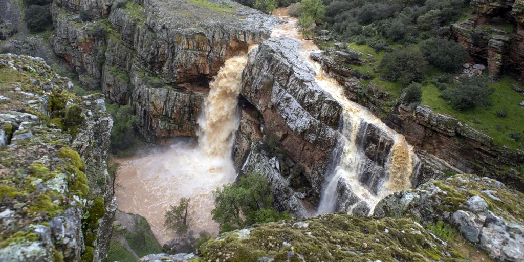 Más de 2.000 turistas en un pueblo de 500 vecinos para ver una cascada en un estado apoteósico