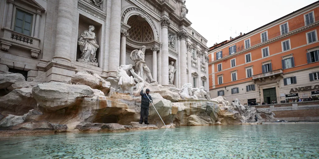 Así se emplea el dinero que depositan los turistas cada día en la Fontana de Trevi