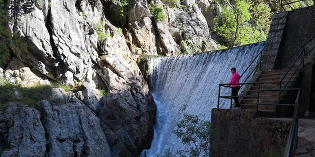 El tesoro escondido en Jaén al que sólo se puede llegar por un sendero de montañas (Cascada de Linarejos)