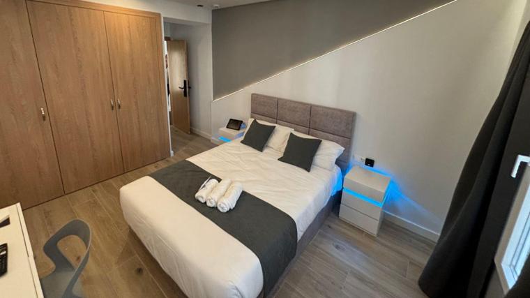 Junto a la cama hay un iPad con el que se podrán controlar todas las funcionalidades de la habitación