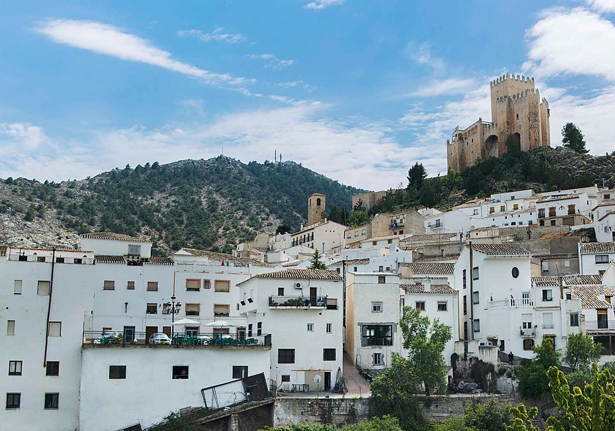 El Castillo de Vélez-Blanco preside desde una montaña la localidad.