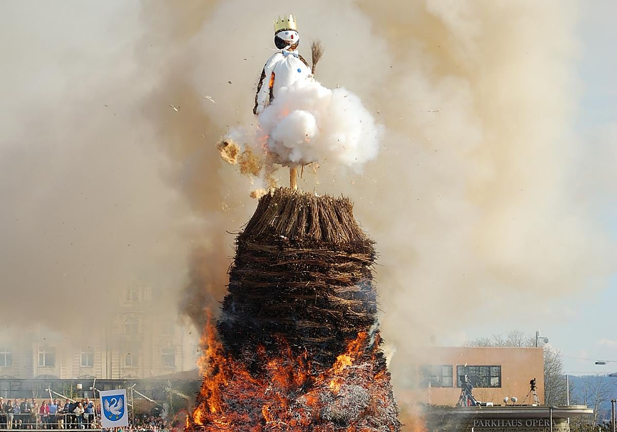 Fuego y ambiente medieval alrededor de la quema del Böögg