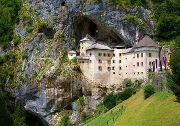 El castillo más grande del mundo construido en la entrada de una cueva