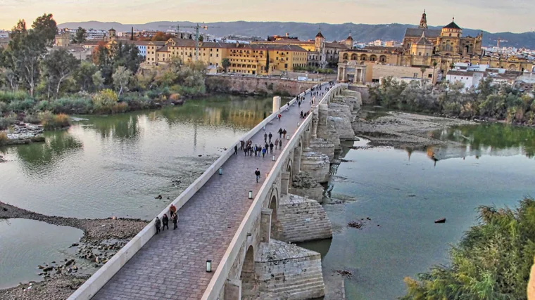 Puente romano de Córdoba y el barrio de la Catedral al fondo.