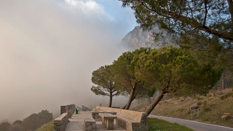 En la cima del puerto del Boyar existe un mirador en el que es posible hacer una pausa para contemplar el bello paisaje de la sierra