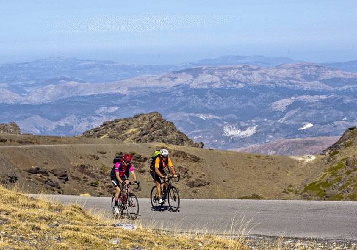 Dos ciclistas ascendiendo el Veleta, el mayor reto que existe en toda Andalucía para los amantes de las dos ruedas