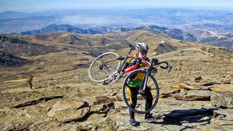 En la parte final de la ascensión al pico Veleta desaparece la carretera y hay que cargar la bicicleta