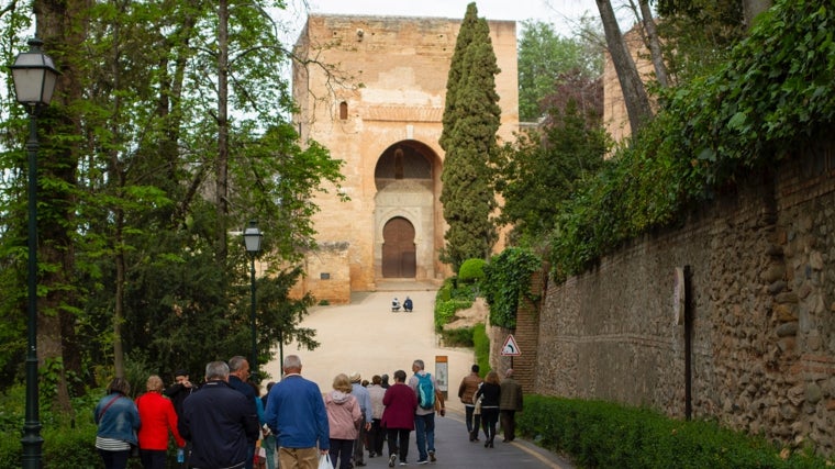 Un grupo de turistas se aproxima a una de las puertas de acceso