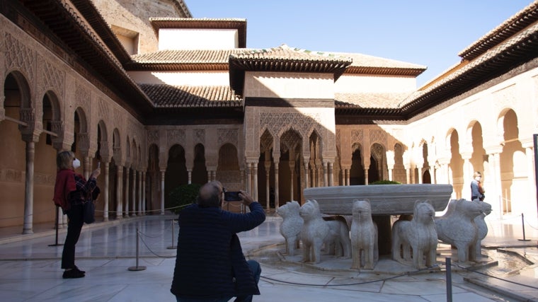 El Patio de los Leones es bello de noche, pero se observan más matices con la luz del día