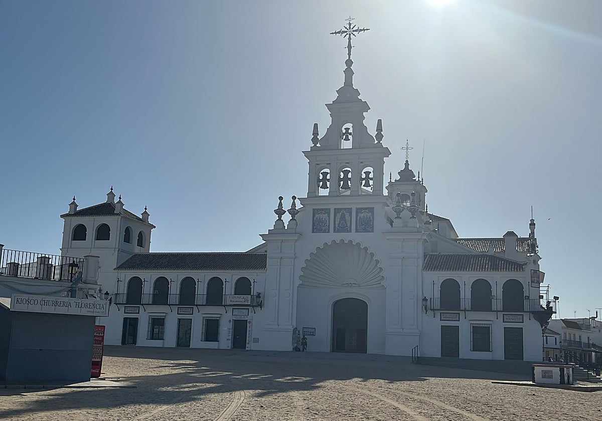 Entrada de la Ermita de Nuestra Señora del Rocío en la Aldea a primera hora de la mañana