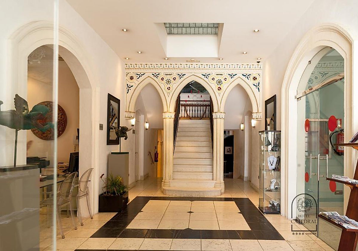 Entrada del hotel Catedral de Almería, con vistas a la Alcazaba