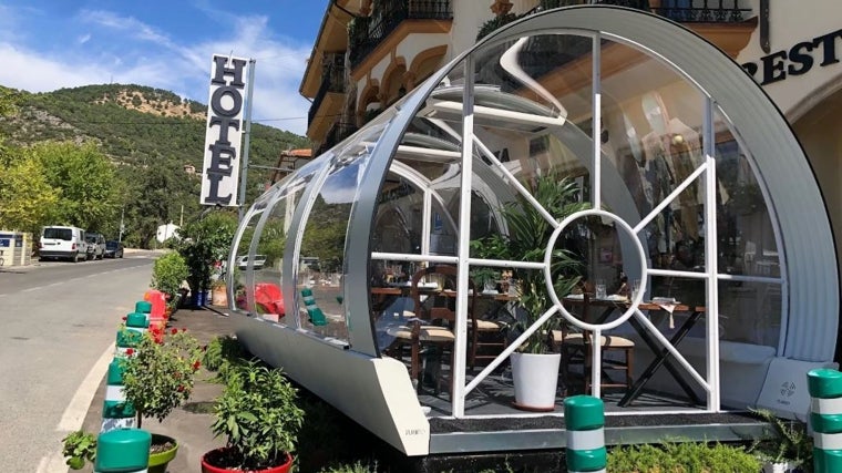 El Hotel El Curro, cuenta con una terraza muy curiosa, en la que es muy agradable sentarse a tomar algo en cualquier época del año