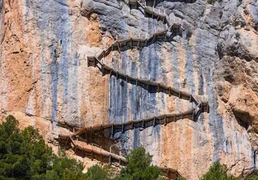 Una pasarela imponente con 291 escalones prendidos de una roca